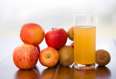 meyve ve meyve suyu açık ahşap bir masa üzerinde