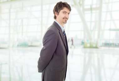 Ofisteki mutlu iş adamı portresi.