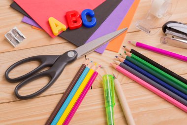 Mavi ahşap arka planda okul konseptine dönelim.