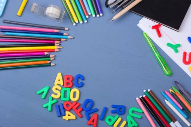 Mavi ahşap arka planda okul konseptine dönelim.