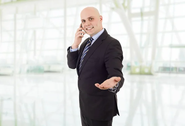 Homem de negócios feliz no telefone, no escritório — Fotografia de Stock