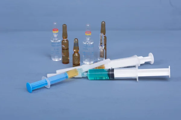 Sprutor med ampuller av läkemedel — Stockfoto
