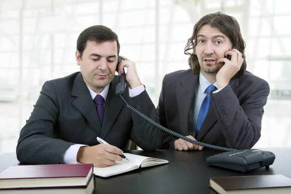 Team di lavoro che lavora presso una scrivania, in ufficio — Foto Stock