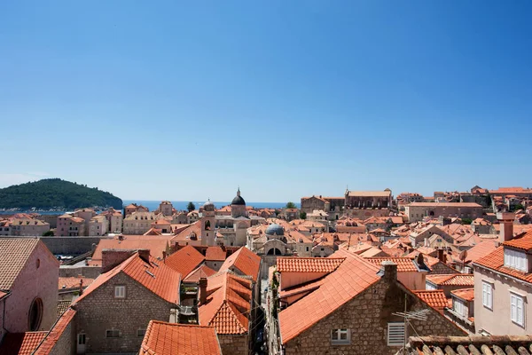 Vista a iglesias antiguas y edificios históricos de Dubrovnik, Croacia —  Fotos de Stock