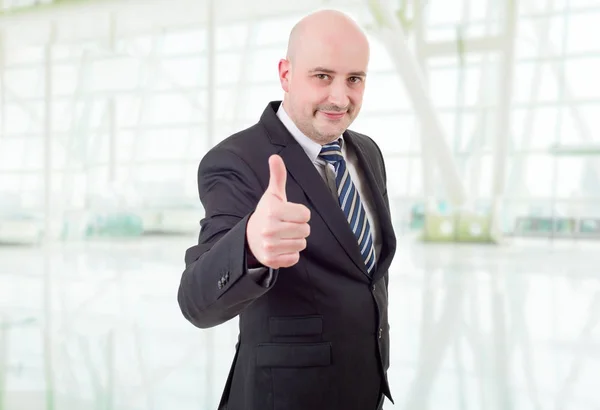 Junger Geschäftsmann geht Daumen hoch, im Büro — Stockfoto