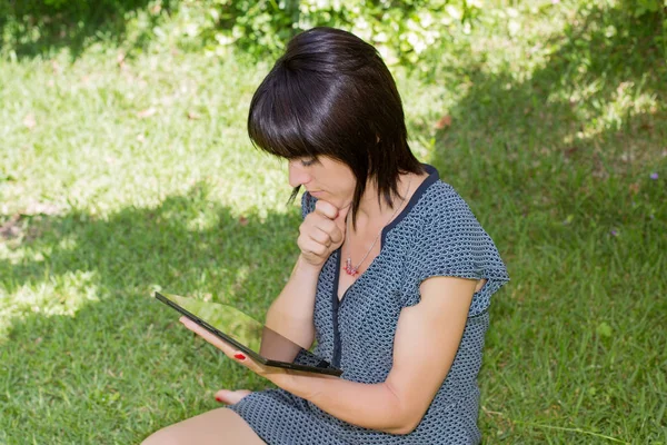 Donna casual che lavora con un tablet pc, all'aperto — Foto Stock