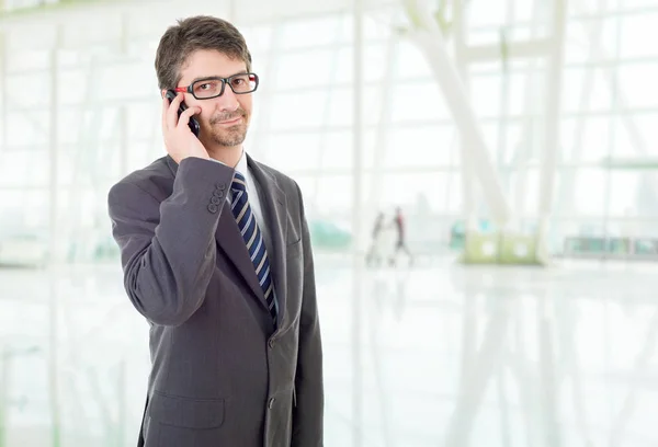 Young business man on the phone, at the office — Stock Photo, Image