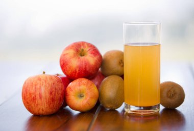 meyve ve meyve suyu açık ahşap bir masa üzerinde