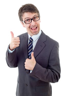 Genç iş adamı başparmağını kaldırıyor, beyaz üzerinde tek başına.