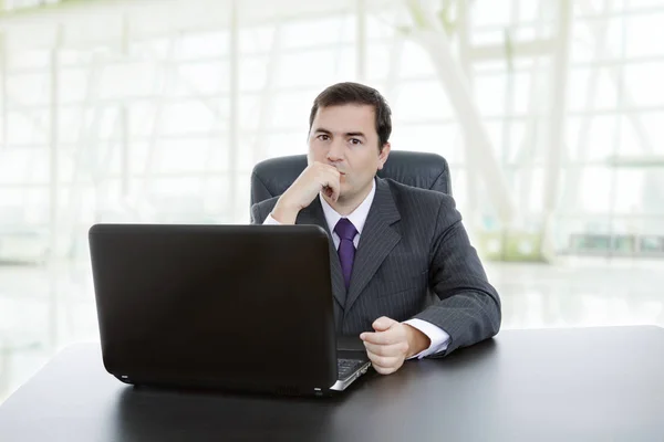 Jonge zakenman werken met is laptop, bij het kantoor — Stockfoto