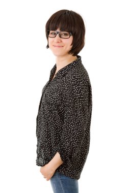 Genç, sıradan, güzel bir kadın, beyazlar içinde.