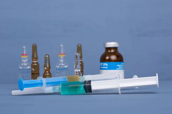 Injectiespuiten met ampullen met geneesmiddelen — Stockfoto