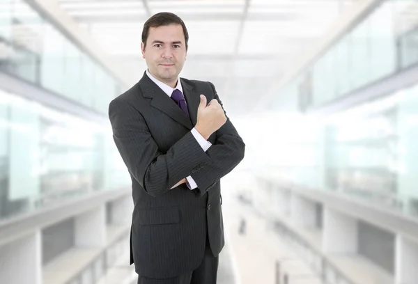 Homme d'affaires heureux au téléphone, au bureau — Photo