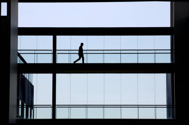 Modern ofis binası iç genç işadamı görünümünü siluet