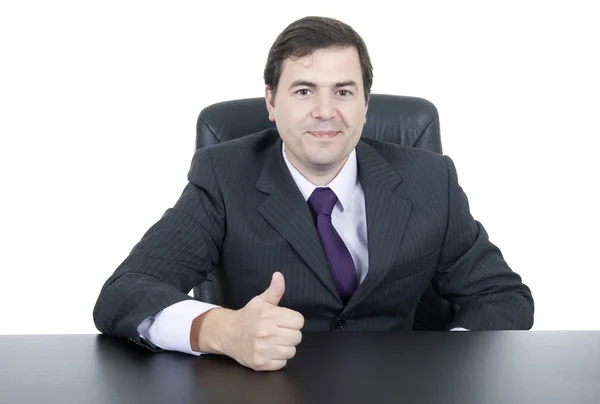 Joven hombre de negocios en un escritorio, aislado en blanco — Foto de Stock