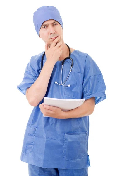 Médico pensando com suas notas, isolado sobre fundo branco — Fotografia de Stock