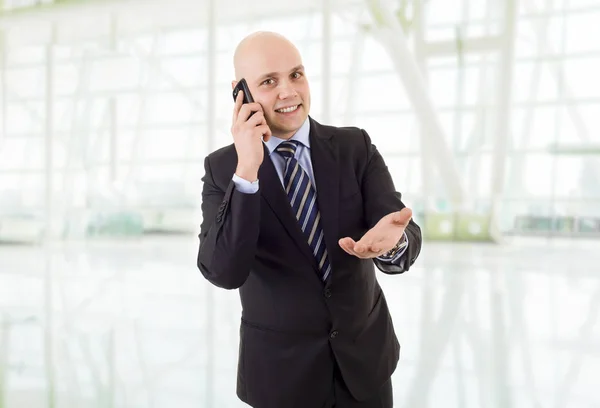 Homem de negócios feliz no telefone, no escritório — Fotografia de Stock