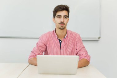 Sınıfta gelişigüzel bir genç öğrenci.