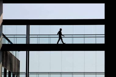 Modern ofis binası iç genç işadamı görünümünü siluet