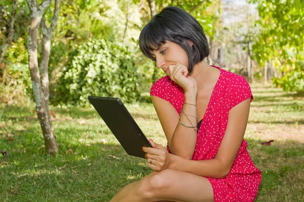 Donna casual che lavora con un tablet pc, all'aperto — Foto Stock