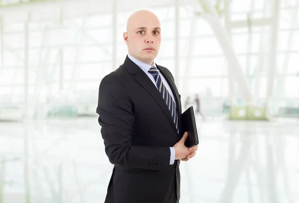 Stolzer Geschäftsmann mit Tablet-PC im Büro — Stockfoto