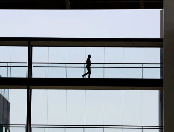 Вид силуету молодого бізнесмена в сучасному інтер'єрі офісної будівлі — стокове фото