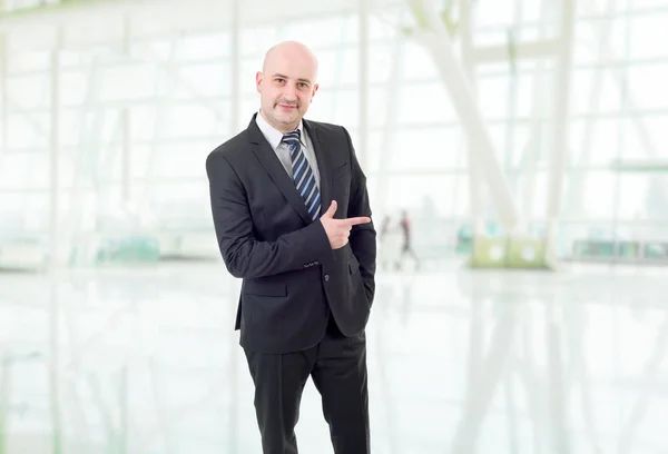 Junger Geschäftsmann zeigt auf das Büro — Stockfoto