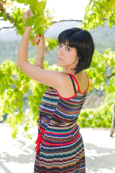 poz, açık havada kameraya gülümseyen kadın