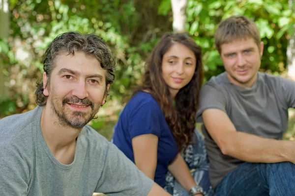 Amici che trascorrono del tempo insieme al parco — Foto Stock