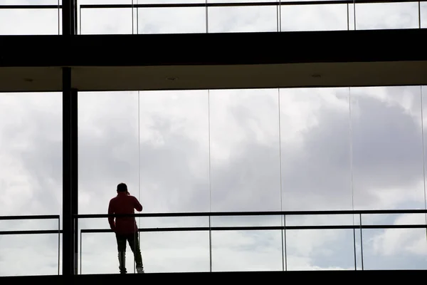 Vista silhouette di giovane uomo d'affari in un moderno interno di un edificio per uffici — Foto Stock