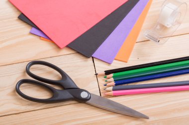 Ahşap arka plan üzerinde okul kavramı geri