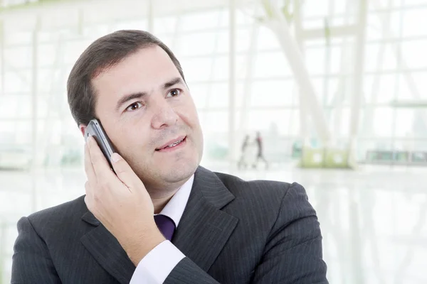 Hombre de negocios feliz en el teléfono, en la oficina — Foto de Stock