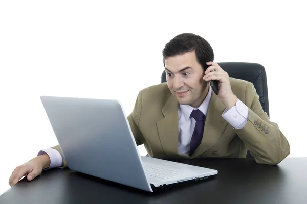 Jovem homem de negócios que trabalha com é laptop, isolado — Fotografia de Stock