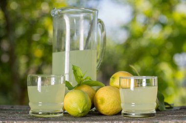 ahşap bir masa, sonbahar seti, açık üzerinde limon suyu