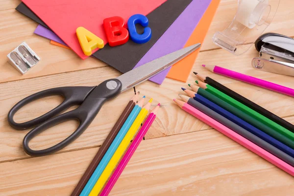 Mavi ahşap arka planda okul konseptine dönelim.