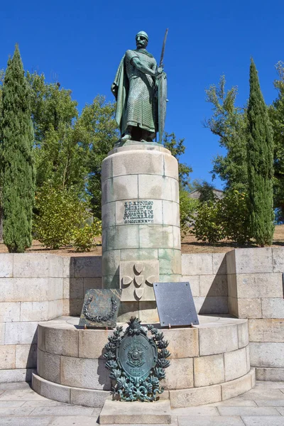 Standbeeld van koning Afonso Henriques door de Heilige heuvel in de stad van Guimaraes — Stockfoto