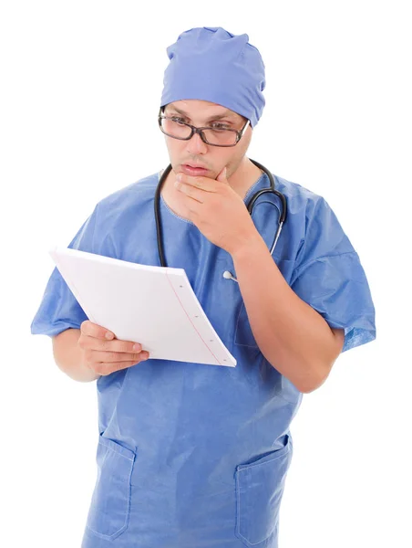 Médico preocupado olhando para suas notas, isolado sobre fundo branco — Fotografia de Stock