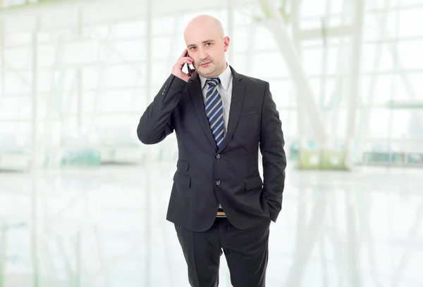 Glücklicher Geschäftsmann am Telefon, im Büro — Stockfoto