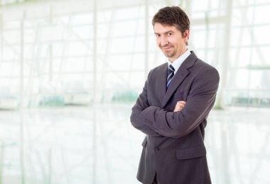 Ofisteki genç iş adamı portresi.