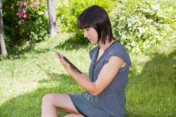 Donna casual che lavora con un tablet pc, all'aperto — Foto Stock