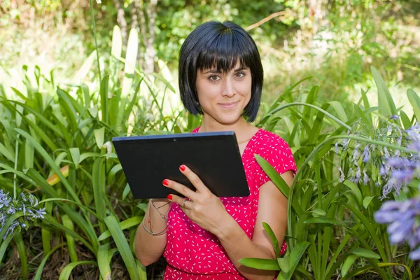 カジュアルな女性のタブレット pc は、屋外での作業 — ストック写真