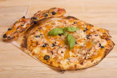 Ev yapımı sıcak pizza ahşap masada.