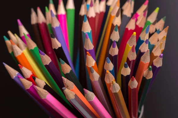 Koyu arkaplanda, ahşap renkli kalemler.