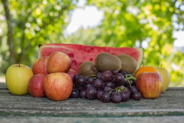 ahşap masa, açık içinde meyve