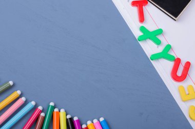 Mavi ahşap arka planda okul konseptine dönelim.