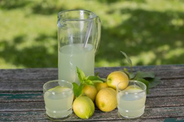 ahşap bir masa, sonbahar seti, açık üzerinde limon suyu