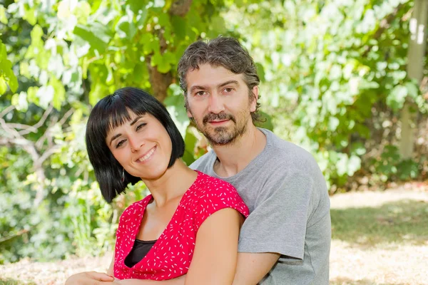 Jovem casal romântico no parque — Fotografia de Stock