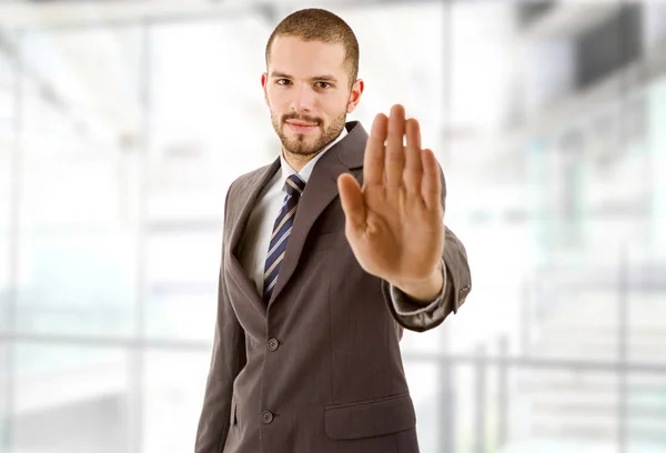 Homem de negócios fazendo parar com a mão, no escritório — Fotografia de Stock