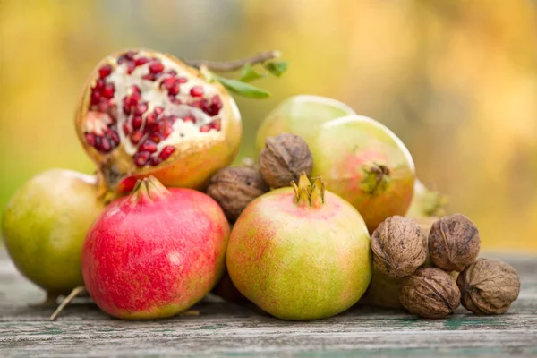Świeże owoce jesienią, na drewnianym stołem — Zdjęcie stockowe