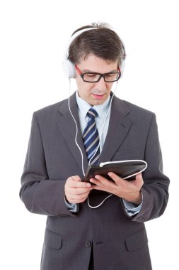 Tablet bilgisayar ve kulaklıklı iş adamı, izole